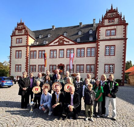 Gruppenbild der gekrönten Stadtköniginnen und Stadtkönige zusammen mit Oberbürgermeister Frank Klingebiel