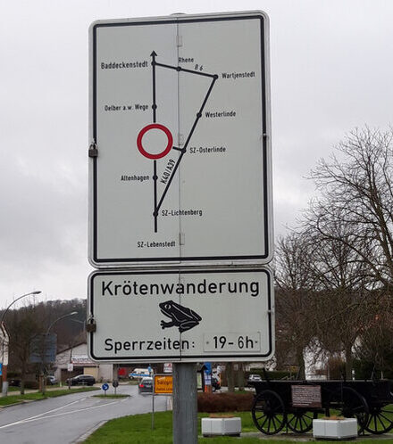 Das Schild zur Straßensperrung mit Umfahrungsempfehlung.