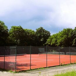 Tennisplatz am Salzgittersee.