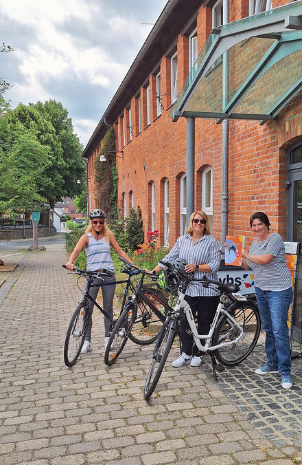 Das Team der Volkshochschule (von links:) Kristina Wojna, Diana Timmler und Kerstin Breshler-Moser sind startklar für den neuen „Fahrrad-Bildungsurlaub“ und laden Interessierte dazu ein.