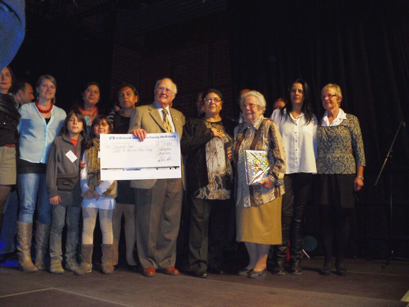 Das Ehepaar Tietge freut sich über die Auszeichnung ebenso wie über die Überraschungsgäste aus der Türkei. (Foto: Stadt Salzgitter)