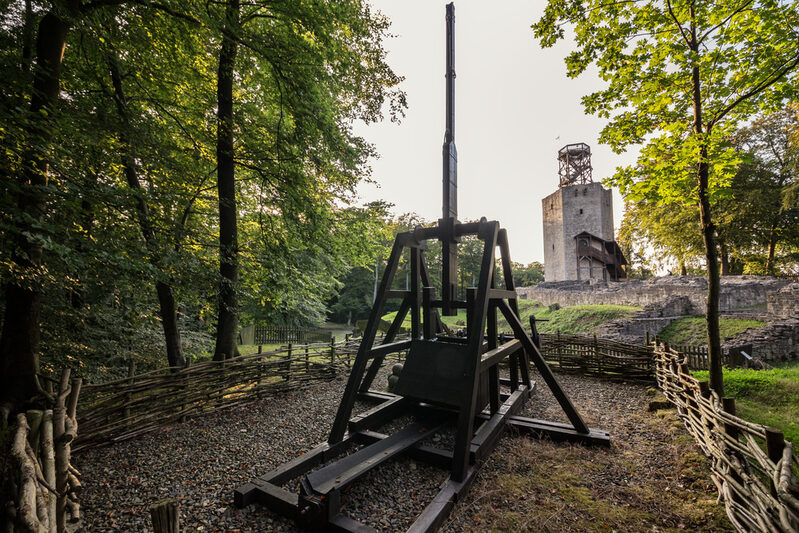 Burg Lichtenberg, im Vordergrund eine mittelalterliche Wurfmaschine.