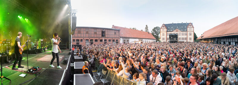 Als Max Giesinger 2017 beim Kultursommer auftrat: Max Giesinger mit Band auf der Bühne. Der Schlosshof bis auf den letzten Platz besetzt.