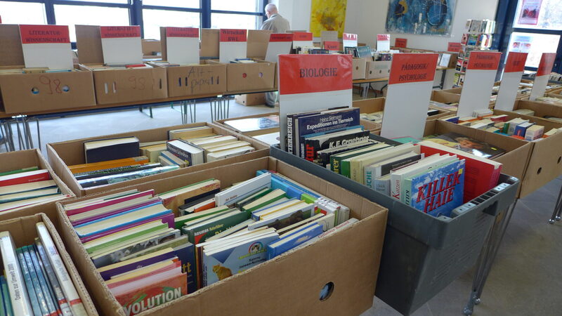 Der Bücherflohmarkt in der Stadtbibliothek Lebenstedt bietet eine große Auswahl.