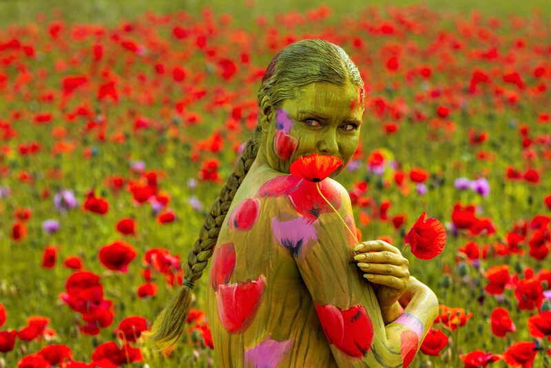 Rotmohn Schulterblick aus der NATURE ART Kunstserie "MENSCH & NATUR - FARBIGE SYMBIOSEN.