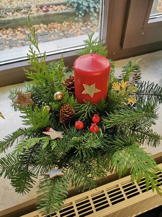 Adventsgesteck auf einer Fensterbank