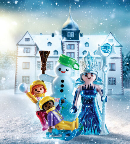 Playmobilfiguren vor dem Städtischen Museum Schloss Salder im Schnee
