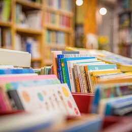 Den Kindern wird vorgelesen in der Stadtbibliothek vorgelesen.