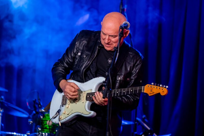 Zed Mitchell meldet sich mit viel Schwung und Heiterkeit bei seinen Fans zurück.